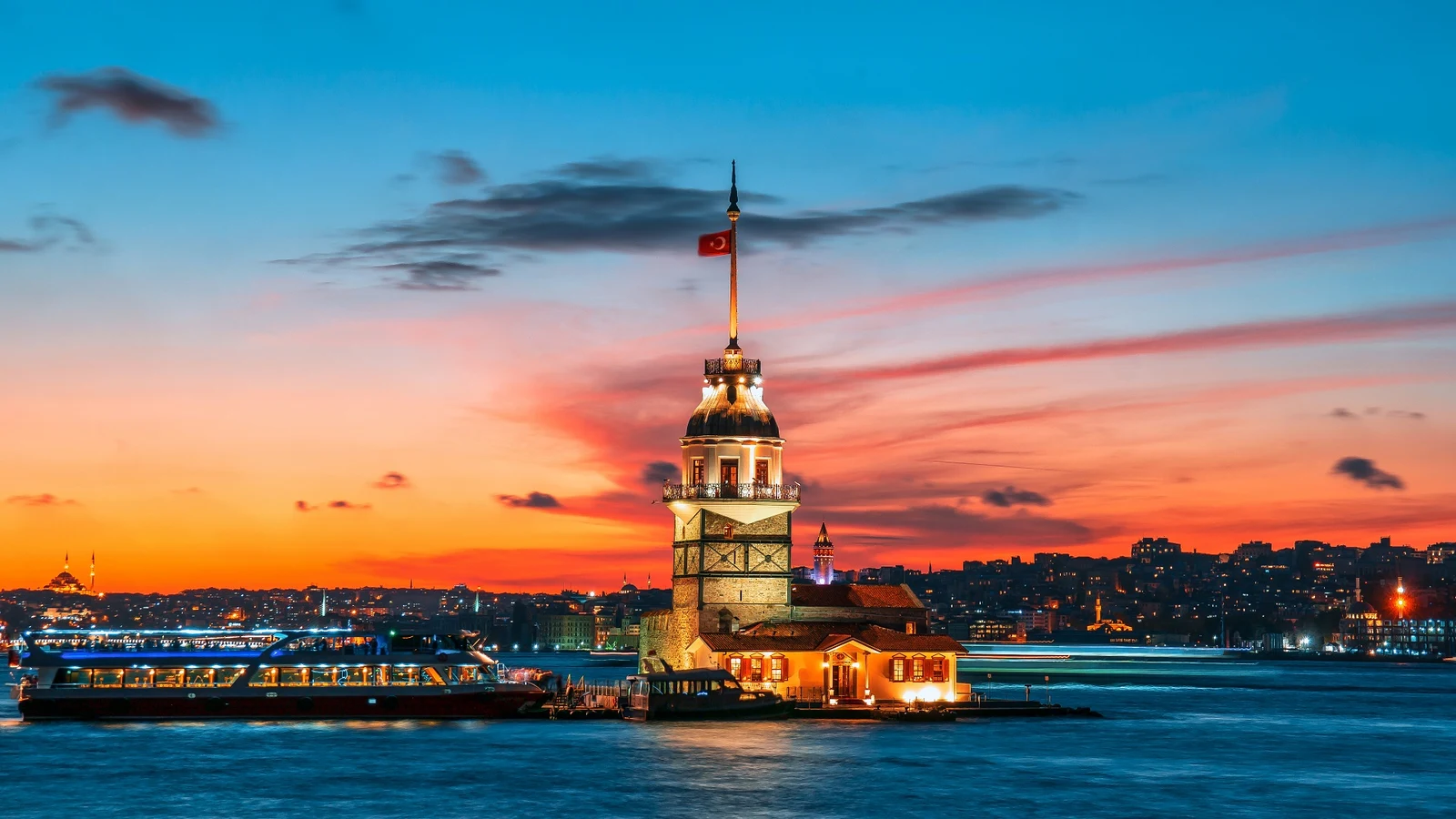 İstanbul skyline at dusk